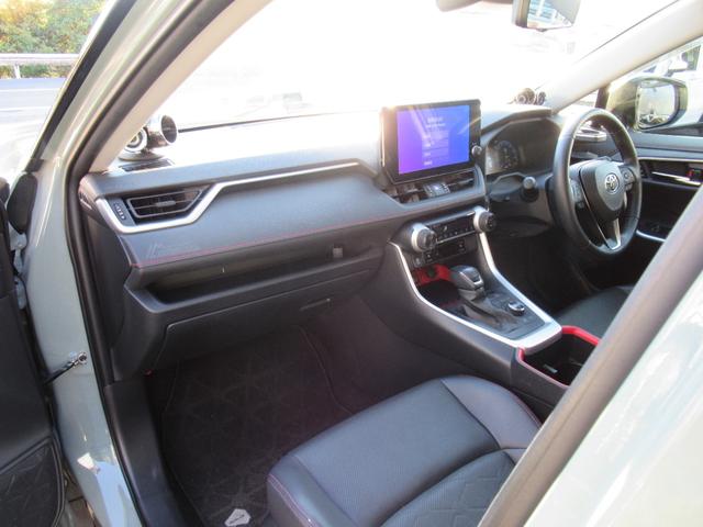 ＲＡＶ４ アドベンチャー　オフロードパッケージＩＩ　特別仕様車　１０．５インチディスプレイオーディオ　タコマ風グリル　合成皮革シート　デジタルインナーミラー　パノラミックビュー　パワーバックドア　プレミアムサウンド　トノカバー　クロスバー　ＥＴＣ２．０（25枚目）
