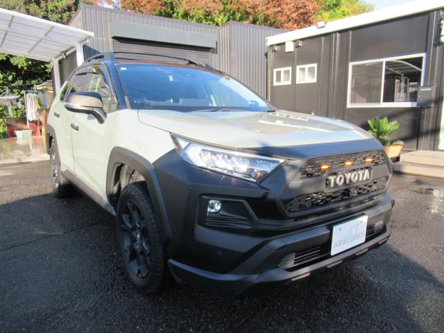 ＲＡＶ４ アドベンチャー　オフロードパッケージＩＩ　特別仕様車　１０．５インチディスプレイオーディオ　タコマ風グリル　合成皮革シート　デジタルインナーミラー　パノラミックビュー　パワーバックドア　プレミアムサウンド　トノカバー　クロスバー　ＥＴＣ２．０（46枚目）
