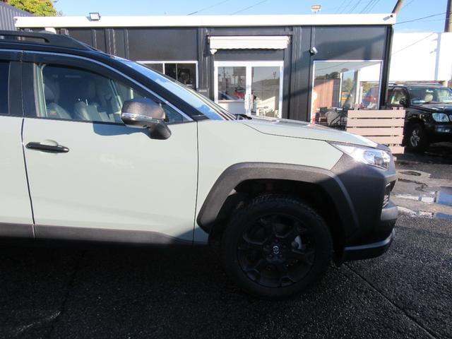 ＲＡＶ４ アドベンチャー　オフロードパッケージＩＩ　特別仕様車　１０．５インチディスプレイオーディオ　タコマ風グリル　合成皮革シート　デジタルインナーミラー　パノラミックビュー　パワーバックドア　プレミアムサウンド　トノカバー　クロスバー　ＥＴＣ２．０（47枚目）