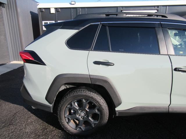 ＲＡＶ４ アドベンチャー　オフロードパッケージＩＩ　特別仕様車　１０．５インチディスプレイオーディオ　タコマ風グリル　合成皮革シート　デジタルインナーミラー　パノラミックビュー　パワーバックドア　プレミアムサウンド　トノカバー　クロスバー　ＥＴＣ２．０（49枚目）