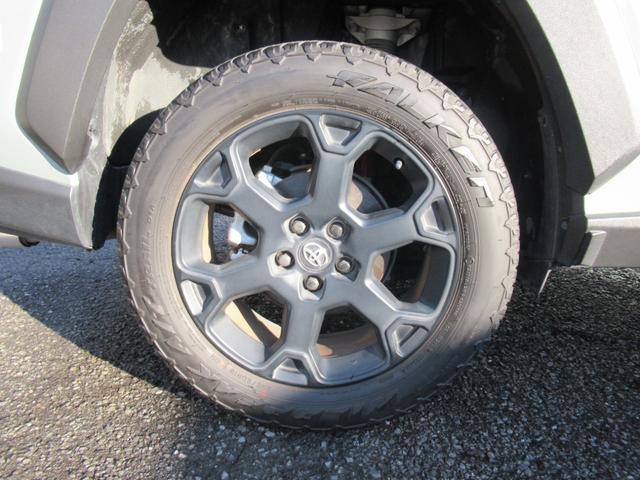 ＲＡＶ４ アドベンチャー　オフロードパッケージＩＩ　特別仕様車　１０．５インチディスプレイオーディオ　タコマ風グリル　合成皮革シート　デジタルインナーミラー　パノラミックビュー　パワーバックドア　プレミアムサウンド　トノカバー　クロスバー　ＥＴＣ２．０（50枚目）