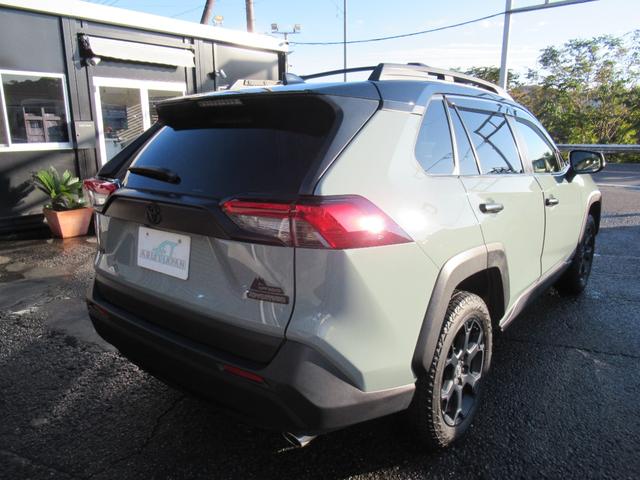 ＲＡＶ４ アドベンチャー　オフロードパッケージＩＩ　特別仕様車　１０．５インチディスプレイオーディオ　タコマ風グリル　合成皮革シート　デジタルインナーミラー　パノラミックビュー　パワーバックドア　プレミアムサウンド　トノカバー　クロスバー　ＥＴＣ２．０（51枚目）