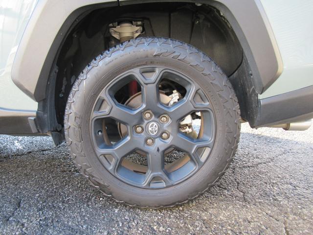 ＲＡＶ４ アドベンチャー　オフロードパッケージＩＩ　特別仕様車　１０．５インチディスプレイオーディオ　タコマ風グリル　合成皮革シート　デジタルインナーミラー　パノラミックビュー　パワーバックドア　プレミアムサウンド　トノカバー　クロスバー　ＥＴＣ２．０（54枚目）