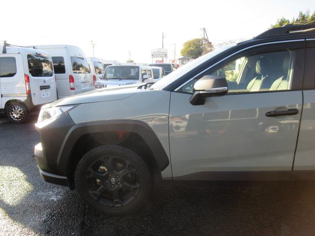 ＲＡＶ４ アドベンチャー　オフロードパッケージＩＩ　特別仕様車　１０．５インチディスプレイオーディオ　タコマ風グリル　合成皮革シート　デジタルインナーミラー　パノラミックビュー　パワーバックドア　プレミアムサウンド　トノカバー　クロスバー　ＥＴＣ２．０（55枚目）