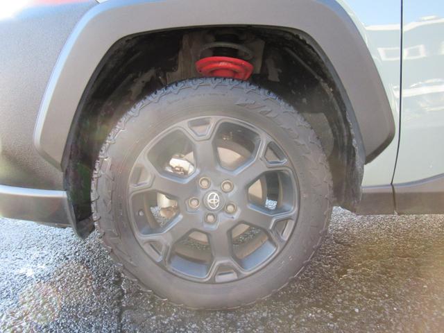 ＲＡＶ４ アドベンチャー　オフロードパッケージＩＩ　特別仕様車　１０．５インチディスプレイオーディオ　タコマ風グリル　合成皮革シート　デジタルインナーミラー　パノラミックビュー　パワーバックドア　プレミアムサウンド　トノカバー　クロスバー　ＥＴＣ２．０（56枚目）