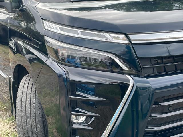 ヴォクシー ZS 煌III コーナーセンサ プリクラッシュ スマートキ アイスト 横滑り防止装置 WAC AHB 盗難防止 キーレス パワステ クルコン LEDヘッドライト ABS オートライト フルフラット エアバッグ(8枚目)