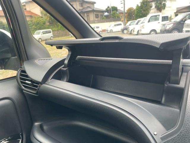 ヴォクシー ZS 煌III コーナーセンサ プリクラッシュ スマートキ アイスト 横滑り防止装置 WAC AHB 盗難防止 キーレス パワステ クルコン LEDヘッドライト ABS オートライト フルフラット エアバッグ(18枚目)