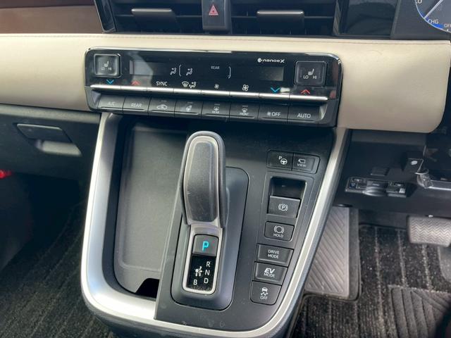 ノア ハイブリッドＺ　４ＷＤ　ドライブレコーダー　全周囲カメラ　ナビ　ＴＶ　クリアランスソナー　オートクルーズコントロール　レーンアシスト　パークアシスト　衝突被害軽減システム　両側電動スライドドア（8枚目）