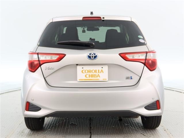 ヴィッツ ハイブリッドＦ　１年間走行無制限保証　衝突回避被害軽減　車線逸脱警報機能　メモリナビ　フルセグＴＶ　バックカメラ　ＥＴＣ　ＤＶＤ再生　オートエアコン（4枚目）