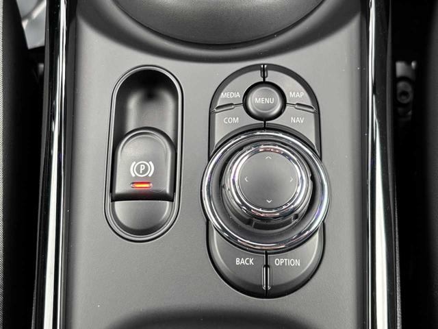 MINI ジョンクーパーワークス クラブマン ユーザー買取 19インチAW HUD クルコン MINIドライビングモード パフォーマンスコントロール マルチディスプレイメーター 電動パーキング レインセンサー 純正ナビ バックカメラ(10枚目)