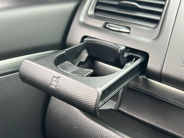 嬉しいドリンクホルダーもついております♪