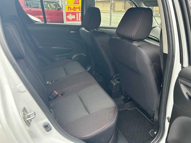 後部座席も気になるようなキズ・汚れやへたり等、大きなダメージはなく、良好な状態です。