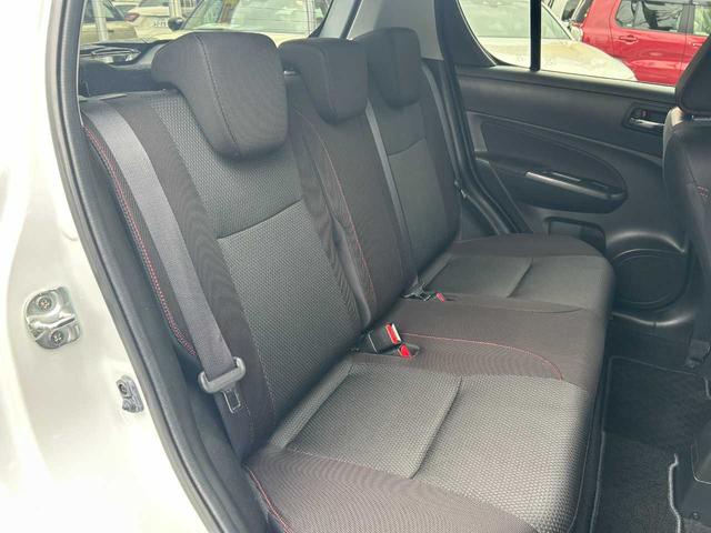 後部座席も居住性を確保した空間となっています。