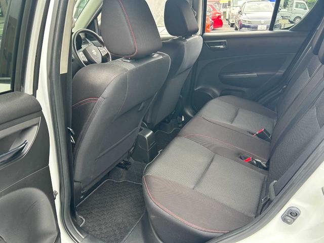 後部座席も気になるようなキズ・汚れやへたり等、大きなダメージはなく、良好な状態です。