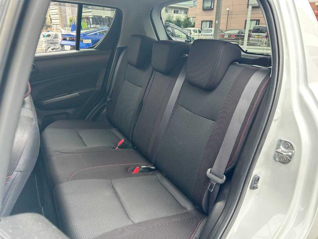 後部座席も気になるようなキズ・汚れやへたり等、大きなダメージはなく、良好な状態です。
