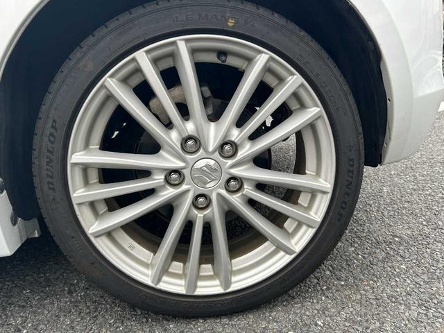 外観にマッチした純正アルミホイールを装着しております。