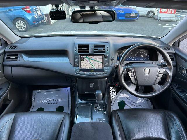 クラウンハイブリッド ベースグレード　ムーンルーフ　マークＸ　Ｇ’ｓ調カスタム車両　レーダークルコン　ダークブラウン革シート　純正ＨＤＤナビ　バックカメラ　パワーシート　純正１９インチＡＷ　シートヒーター　純正ステアリング有（5枚目）