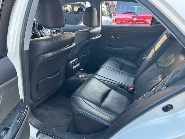 クラウンハイブリッド ベースグレード　ムーンルーフ　マークＸ　Ｇ’ｓ調カスタム車両　レーダークルコン　ダークブラウン革シート　純正ＨＤＤナビ　バックカメラ　パワーシート　純正１９インチＡＷ　シートヒーター　純正ステアリング有（31枚目）