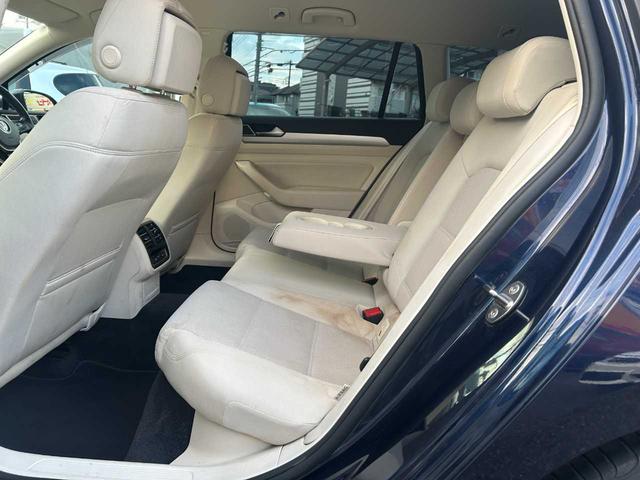 後部座席も居住性を確保した空間となっています。