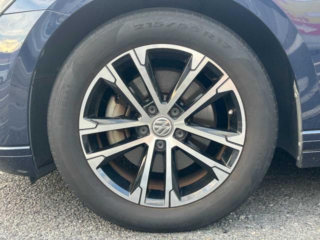 純正１７インチアルミホイール付！鉄ホイールと違って軽いので燃費にも影響してきます。ガソリンの高騰に貢献！