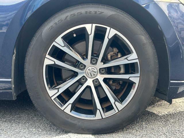 外観にマッチした純正アルミホイールを装着しております。