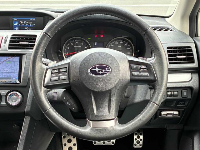 ステアリングは、常に目にする重要部分！同じ様でいて、それぞれのデザインや装備に、メーカーのこだわりが感じられます！