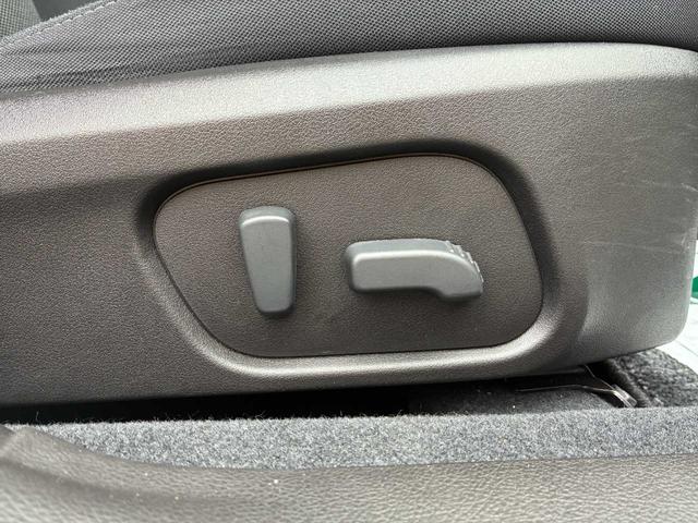 細かいシートポジションの調整も可能なパワーシート付