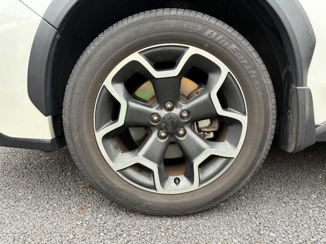 外観にマッチした純正アルミホイールを装着しております。