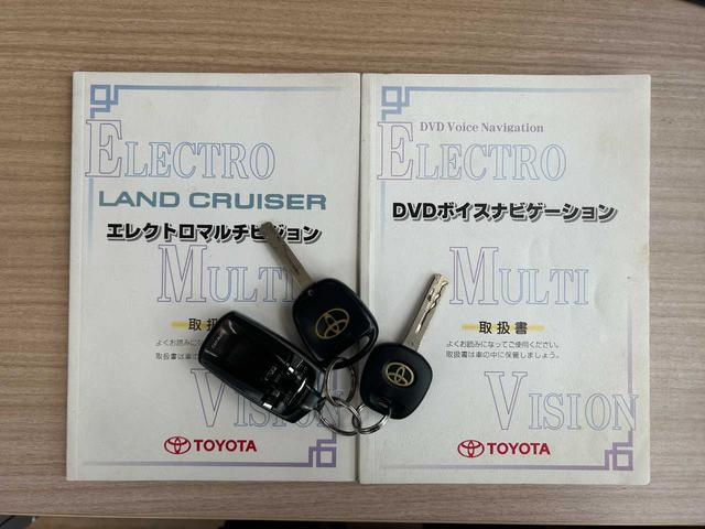 ランドクルーザー１００ ＶＸリミテッド　ユーザー買取車／純正ナビ／ＲＡＹＳホイール／バックカメラ／クルコン／ＴＶ／ＤＶＤ／オートライト／ドラレコ／木目調／構造変更５人乗り（2枚目）