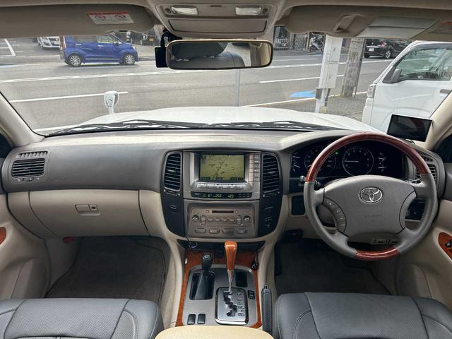 ランドクルーザー１００ ＶＸリミテッド　ユーザー買取車／純正ナビ／ＲＡＹＳホイール／バックカメラ／クルコン／ＴＶ／ＤＶＤ／オートライト／ドラレコ／木目調／構造変更５人乗り（3枚目）