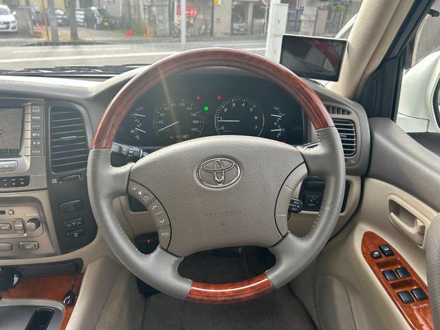 ランドクルーザー１００ ＶＸリミテッド　ユーザー買取車／純正ナビ／ＲＡＹＳホイール／バックカメラ／クルコン／ＴＶ／ＤＶＤ／オートライト／ドラレコ／木目調／構造変更５人乗り（4枚目）