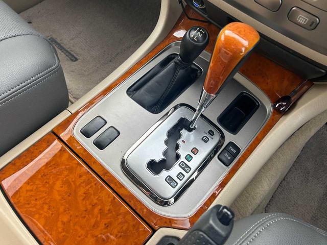 ランドクルーザー１００ ＶＸリミテッド　ユーザー買取車／純正ナビ／ＲＡＹＳホイール／バックカメラ／クルコン／ＴＶ／ＤＶＤ／オートライト／ドラレコ／木目調／構造変更５人乗り（10枚目）
