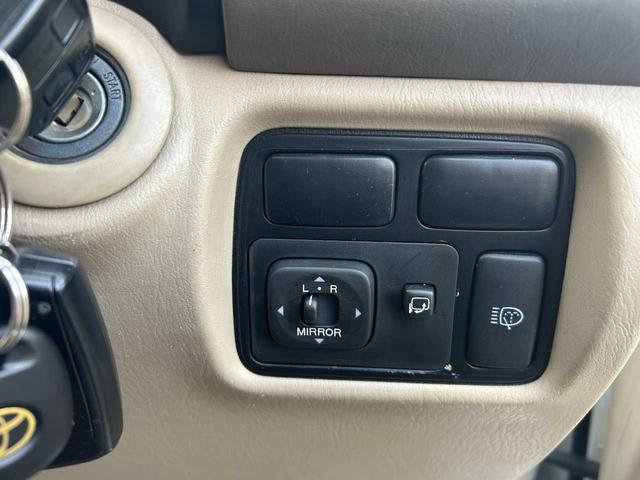 ランドクルーザー１００ ＶＸリミテッド　ユーザー買取車／純正ナビ／ＲＡＹＳホイール／バックカメラ／クルコン／ＴＶ／ＤＶＤ／オートライト／ドラレコ／木目調／構造変更５人乗り（12枚目）