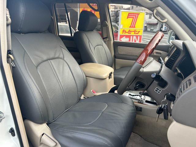 ランドクルーザー１００ ＶＸリミテッド　ユーザー買取車／純正ナビ／ＲＡＹＳホイール／バックカメラ／クルコン／ＴＶ／ＤＶＤ／オートライト／ドラレコ／木目調／構造変更５人乗り（16枚目）