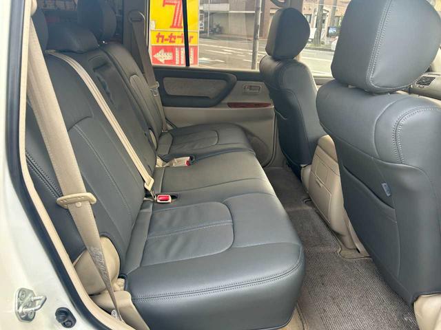 ランドクルーザー１００ ＶＸリミテッド　ユーザー買取車／純正ナビ／ＲＡＹＳホイール／バックカメラ／クルコン／ＴＶ／ＤＶＤ／オートライト／ドラレコ／木目調／構造変更５人乗り（17枚目）