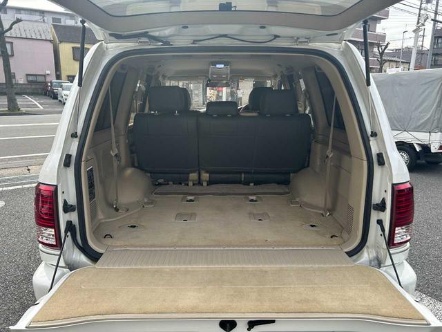 ランドクルーザー１００ ＶＸリミテッド　ユーザー買取車／純正ナビ／ＲＡＹＳホイール／バックカメラ／クルコン／ＴＶ／ＤＶＤ／オートライト／ドラレコ／木目調／構造変更５人乗り（19枚目）