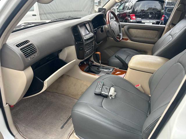 ランドクルーザー１００ ＶＸリミテッド　ユーザー買取車／純正ナビ／ＲＡＹＳホイール／バックカメラ／クルコン／ＴＶ／ＤＶＤ／オートライト／ドラレコ／木目調／構造変更５人乗り（23枚目）
