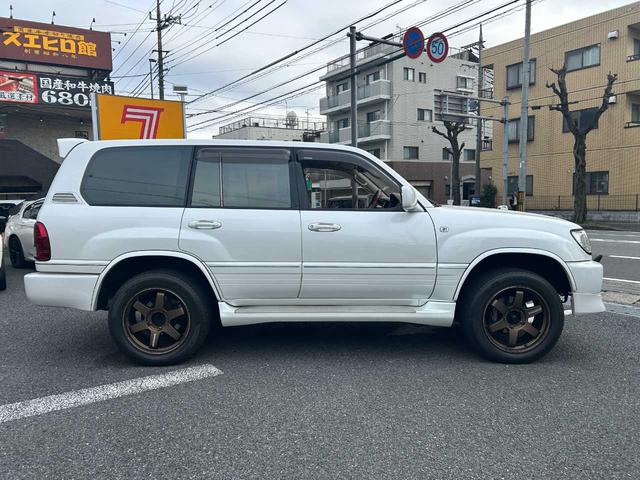 ランドクルーザー１００ ＶＸリミテッド　ユーザー買取車／純正ナビ／ＲＡＹＳホイール／バックカメラ／クルコン／ＴＶ／ＤＶＤ／オートライト／ドラレコ／木目調／構造変更５人乗り（26枚目）