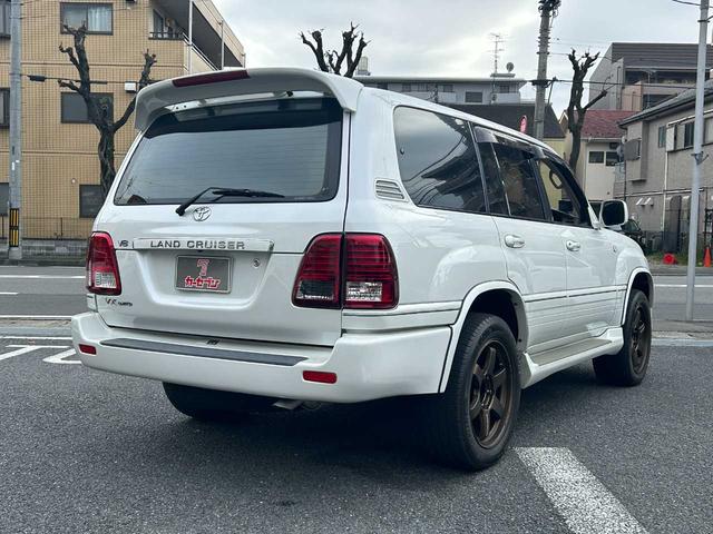 ランドクルーザー１００ ＶＸリミテッド　ユーザー買取車／純正ナビ／ＲＡＹＳホイール／バックカメラ／クルコン／ＴＶ／ＤＶＤ／オートライト／ドラレコ／木目調／構造変更５人乗り（27枚目）
