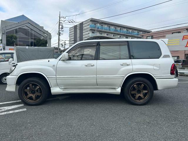 ランドクルーザー１００ ＶＸリミテッド　ユーザー買取車／純正ナビ／ＲＡＹＳホイール／バックカメラ／クルコン／ＴＶ／ＤＶＤ／オートライト／ドラレコ／木目調／構造変更５人乗り（30枚目）