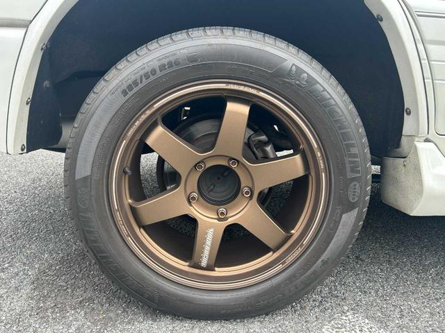 ランドクルーザー１００ ＶＸリミテッド　ユーザー買取車／純正ナビ／ＲＡＹＳホイール／バックカメラ／クルコン／ＴＶ／ＤＶＤ／オートライト／ドラレコ／木目調／構造変更５人乗り（33枚目）