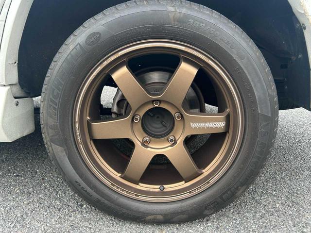 �O�ςɃ}�b�`�����A���~�z�C�[���𑕒����Ă���܂��B