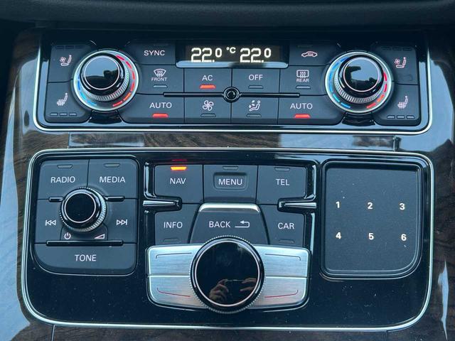 Ａ８ ３．０ＴＦＳＩクワトロ　コンフォートＰＫＧ　本革シート　シートヒーター　ＢＯＳＥサウンド　前席シートベンチレーション　オートクローザー　ＴＶ　バックモニター　ＥＴＣ　パワーバックドア　純正ナビ　スーパーチャージャー（12枚目）