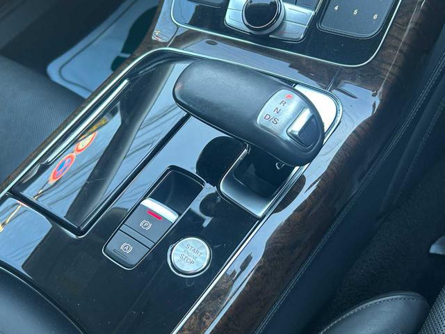 Ａ８ ３．０ＴＦＳＩクワトロ　コンフォートＰＫＧ　本革シート　シートヒーター　ＢＯＳＥサウンド　前席シートベンチレーション　オートクローザー　ＴＶ　バックモニター　ＥＴＣ　パワーバックドア　純正ナビ　スーパーチャージャー（13枚目）