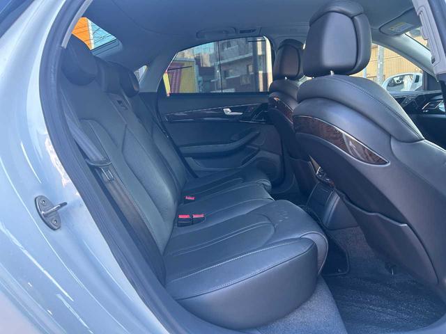 Ａ８ ３．０ＴＦＳＩクワトロ　コンフォートＰＫＧ　本革シート　シートヒーター　ＢＯＳＥサウンド　前席シートベンチレーション　オートクローザー　ＴＶ　バックモニター　ＥＴＣ　パワーバックドア　純正ナビ　スーパーチャージャー（21枚目）