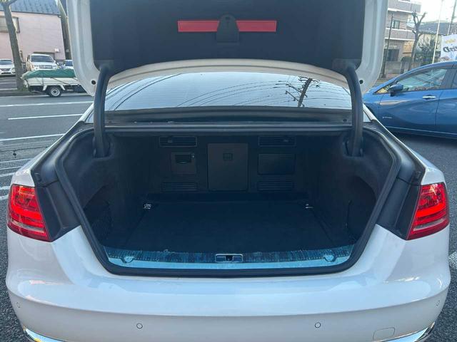 Ａ８ ３．０ＴＦＳＩクワトロ　コンフォートＰＫＧ　本革シート　シートヒーター　ＢＯＳＥサウンド　前席シートベンチレーション　オートクローザー　ＴＶ　バックモニター　ＥＴＣ　パワーバックドア　純正ナビ　スーパーチャージャー（22枚目）