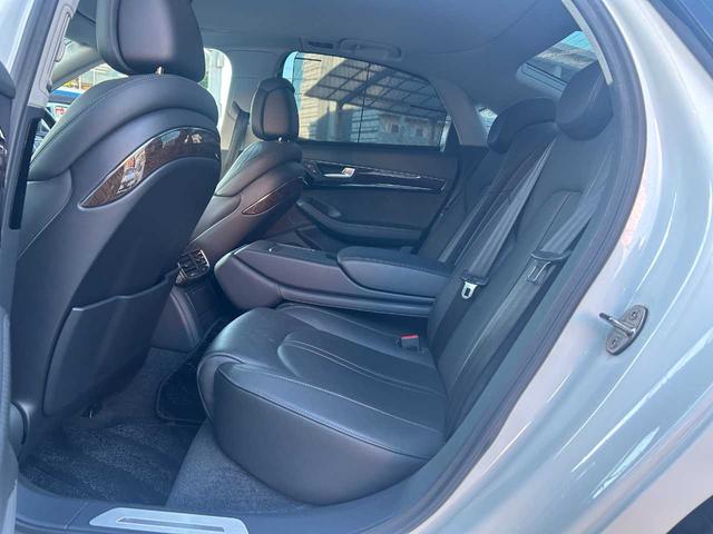 Ａ８ ３．０ＴＦＳＩクワトロ　コンフォートＰＫＧ　本革シート　シートヒーター　ＢＯＳＥサウンド　前席シートベンチレーション　オートクローザー　ＴＶ　バックモニター　ＥＴＣ　パワーバックドア　純正ナビ　スーパーチャージャー（24枚目）