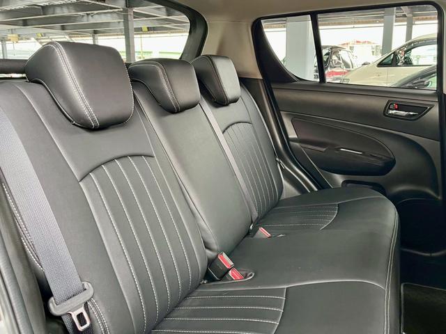後部座席も綺麗な状態を保たれています。当社ではクリーニングも行っていますので、安心してお乗りいただけます。