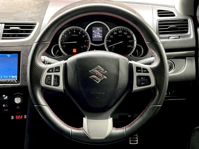 ステアリングスイッチがついているので、オーディオ操作が手元で操作出来て便利です♪安全運転にもつながります。