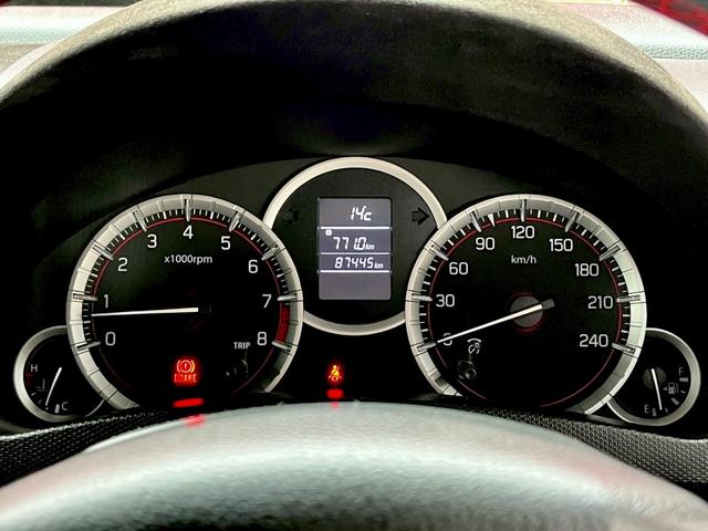 シンプルなスピードメーターは、中央にデジタルパネルがあり、時刻、ギアの位置、オーディオ情報、走行距離などを表示しています。